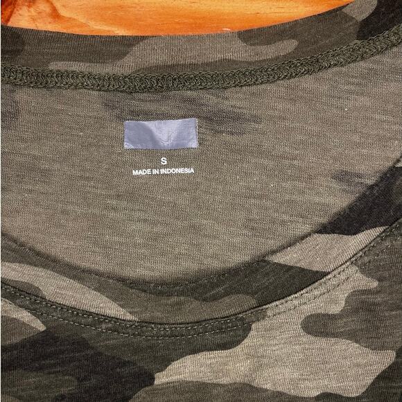 Camouflage/Camo Woman's Pocket Tee/T-Shirt, Size Small - Picture 2 of 4